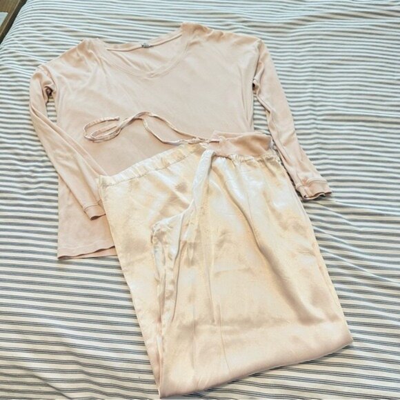 PJ Harlow Jolie Blush Lounge Pajama Set Ribbed Top Satin Pants Size Small - Picture 3 of 13